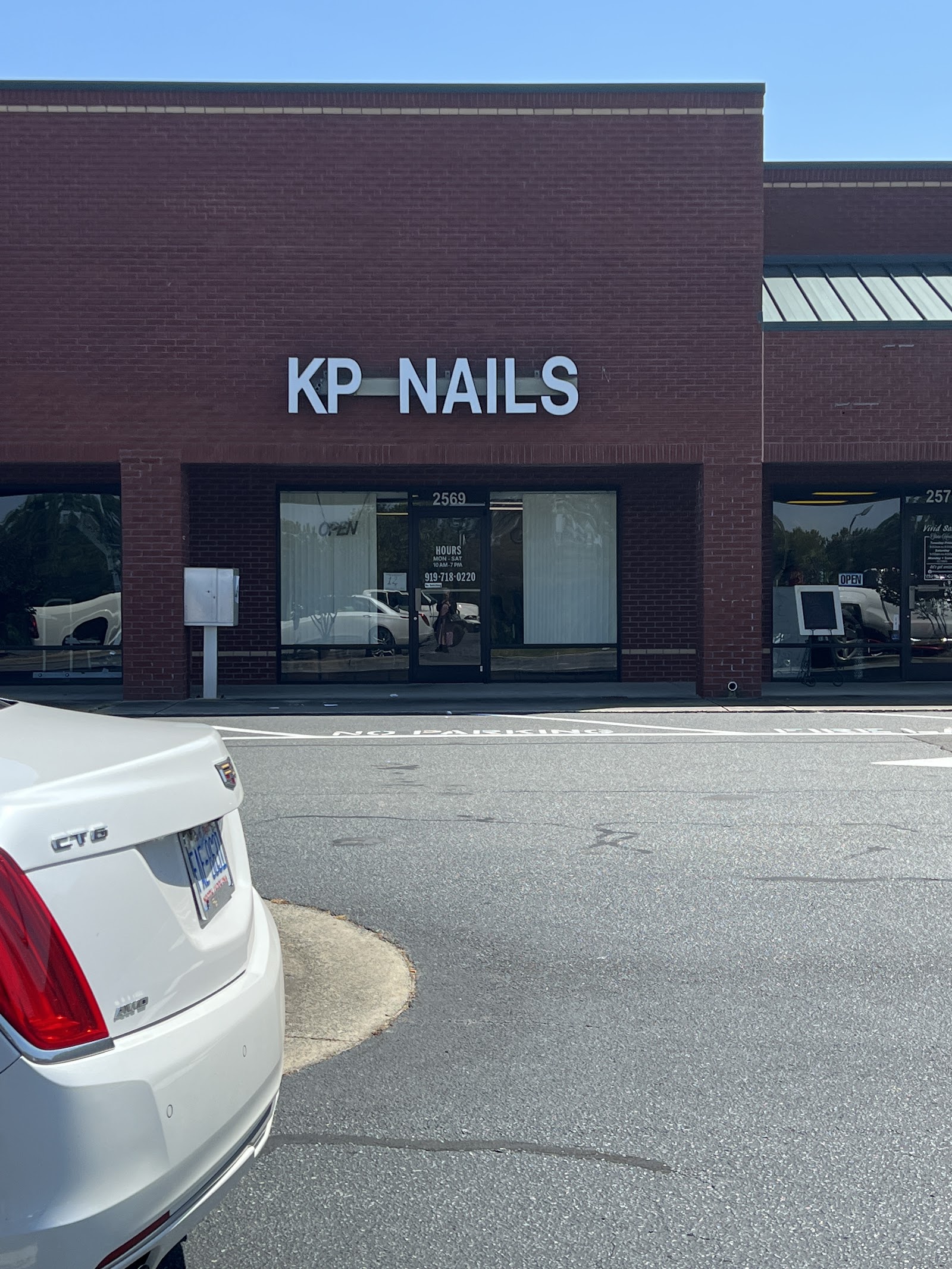 K P Nails logo